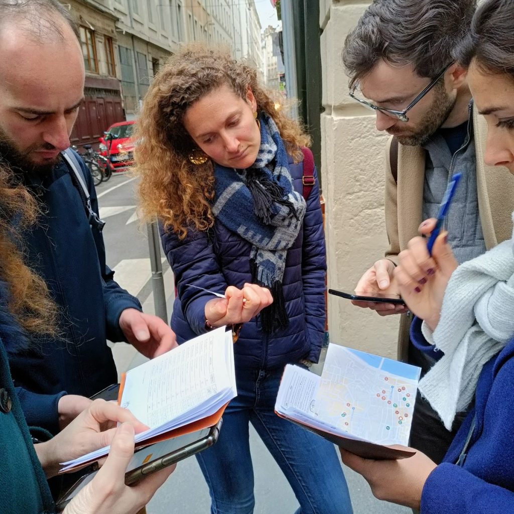 équipe résolvant une énigme